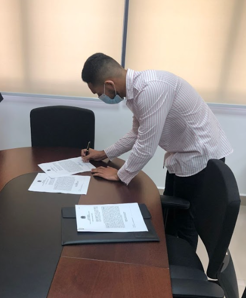 Assinatura de posse de Isaque como Técnico Judiciário do TRT-PI, após 5 aprovações em concursos de tribunais