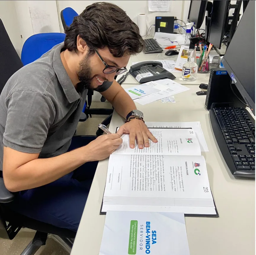 Assinatura de posse de Victor como Técnico Judiciário do TJ-BA, após mais de 8 aprovações em concursos de tribunais